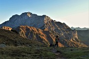 99 Seguendo il sent. 215 dal Passo di Mezzeno scendiamo alla Conca di Mezzeno con splendida vista in Arera 